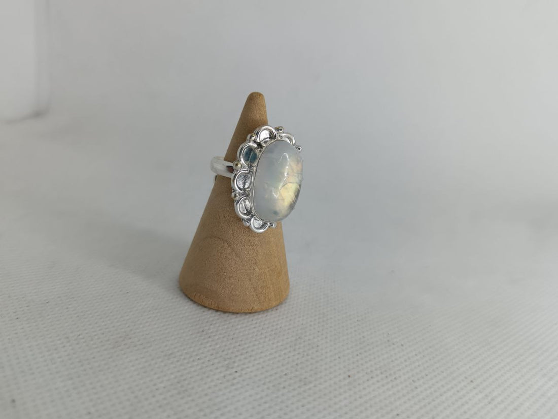 Anello in Labradorite bianca -Regina del cambiamento