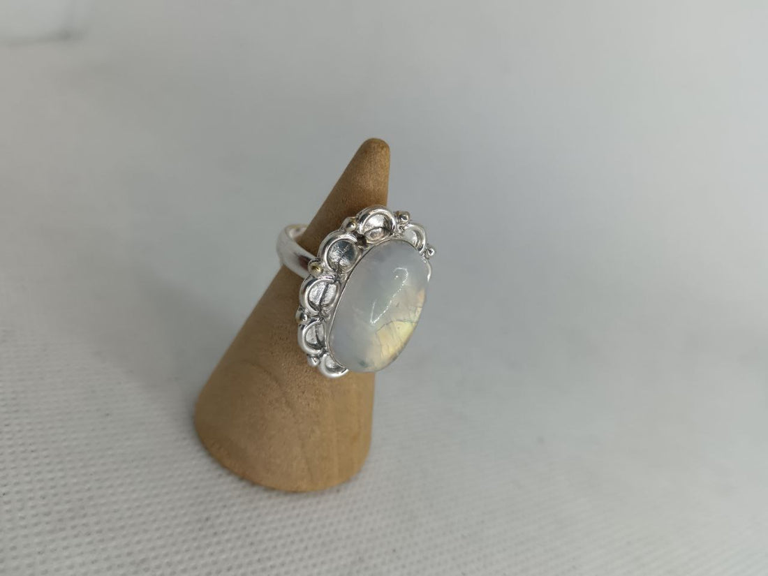 Anello in Labradorite bianca -Regina del cambiamento