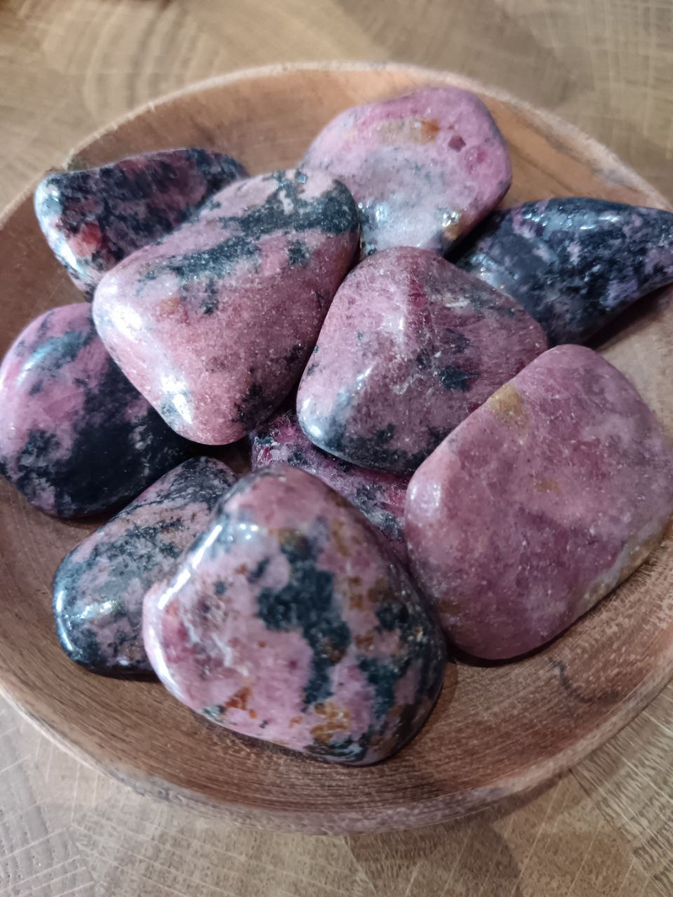 Rodonite – L’arte di ricucire il cuore