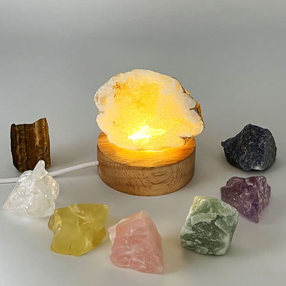 LAMPADA CON GEOIDE CRISTALLO DI ROCCA E CRISTALLI 7 CHAKRA