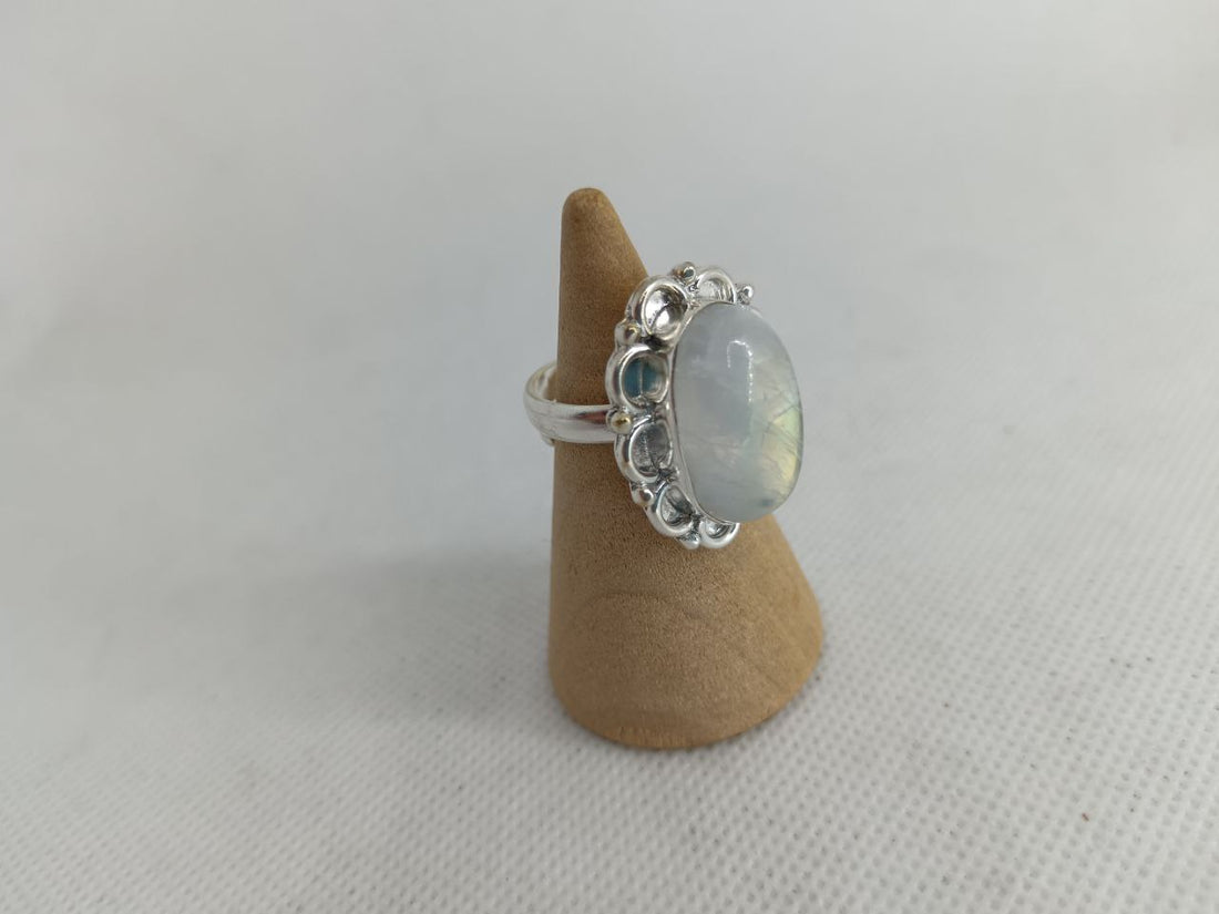 Anello in Labradorite bianca -Regina del cambiamento