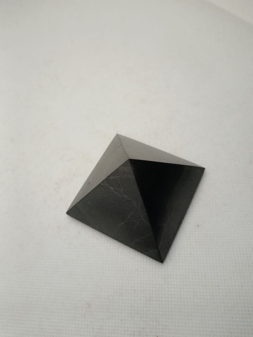 Piramide in Shungite Lucidata