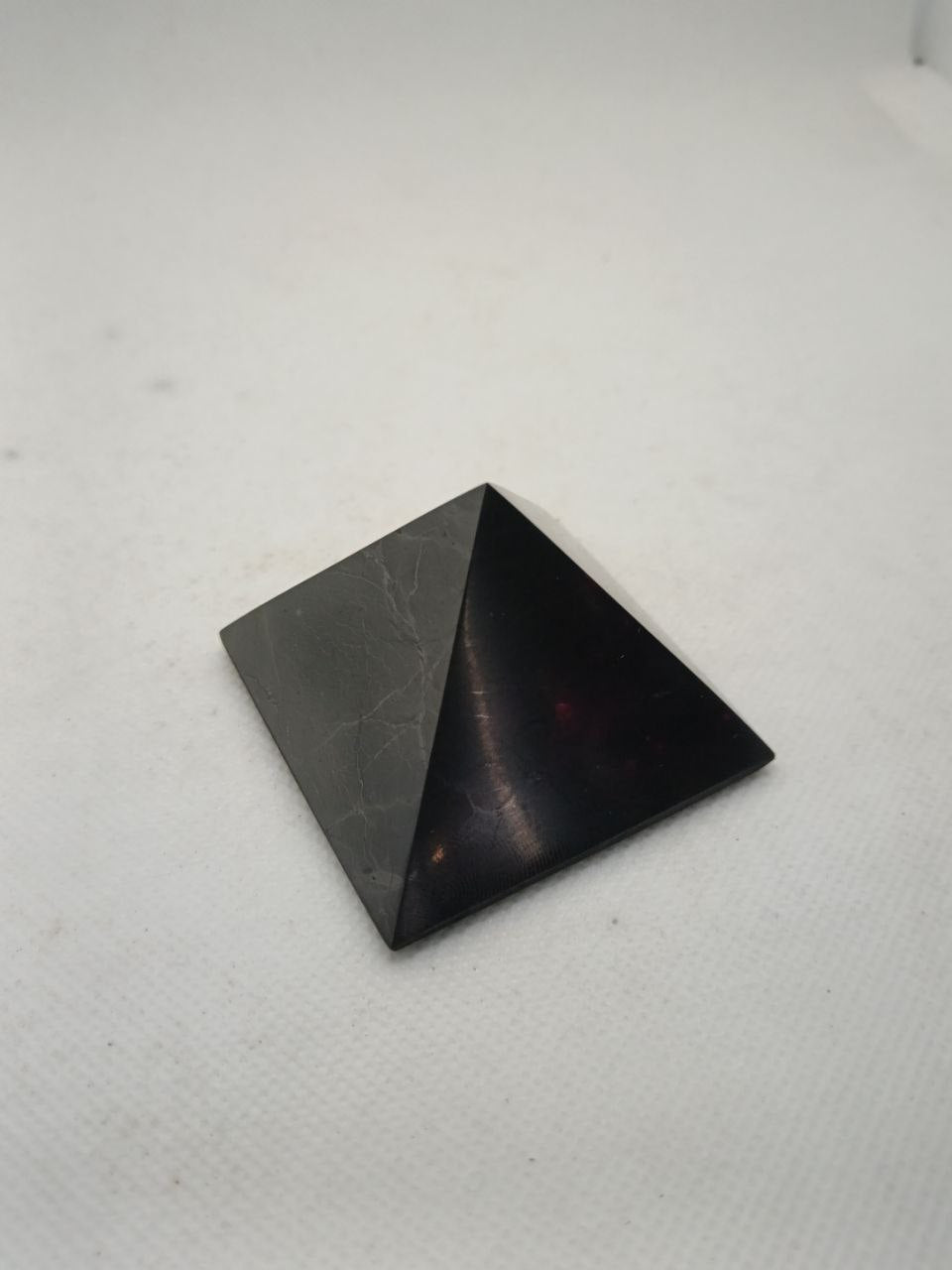 Piramide in Shungite Lucidata