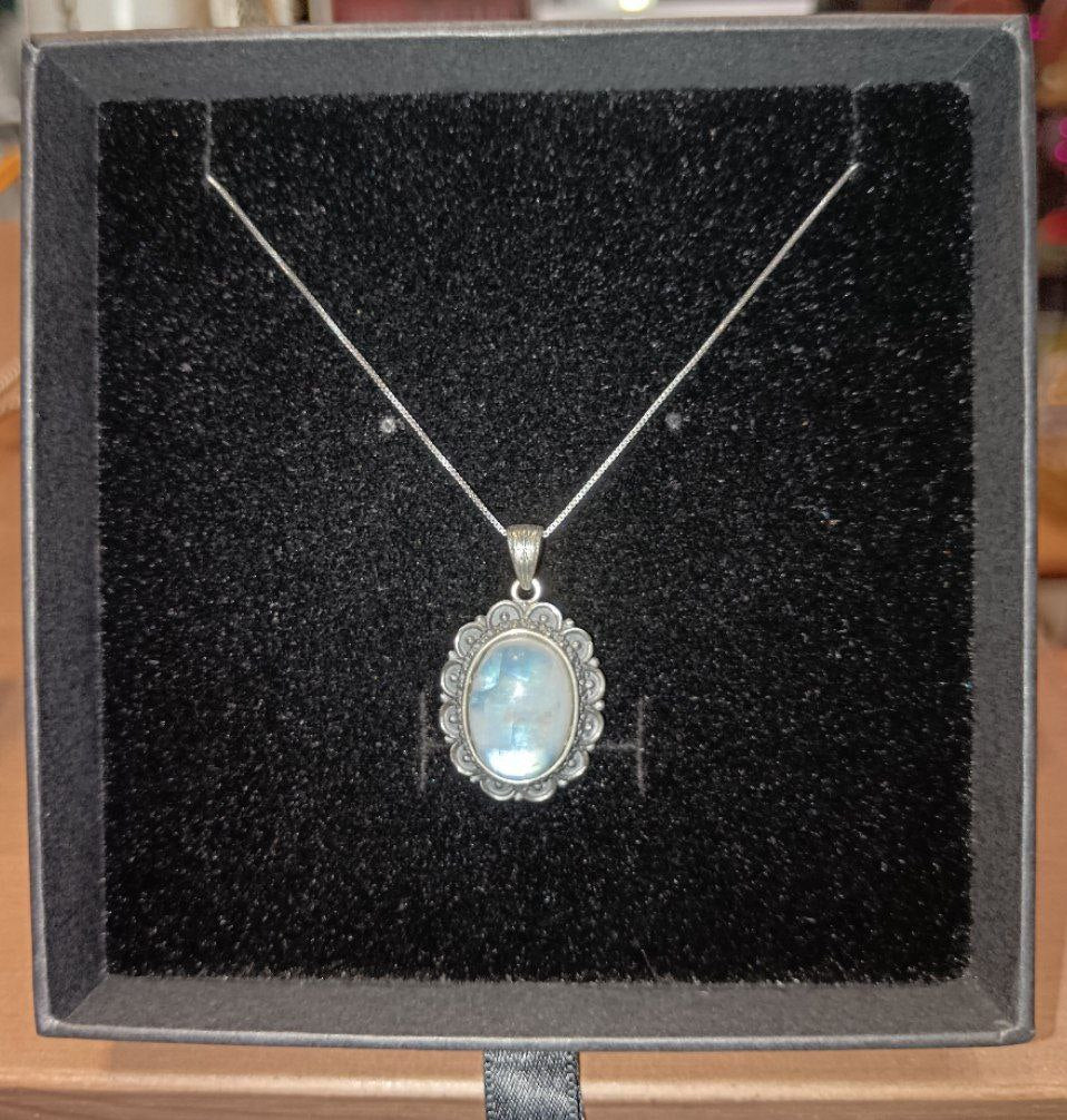 Ricamo 925 in Labradorite Bianca